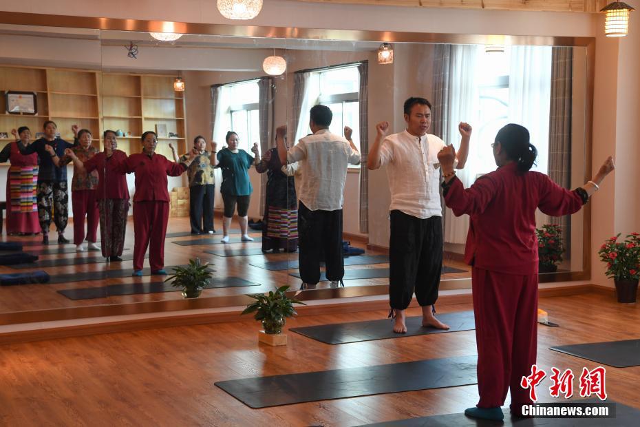 TVT体育app西藏一瑜伽馆对老年人实行免费瑜伽教学(图1)