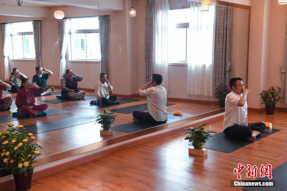 TVT体育app西藏一瑜伽馆对老年人实行免费瑜伽教学(图3)
