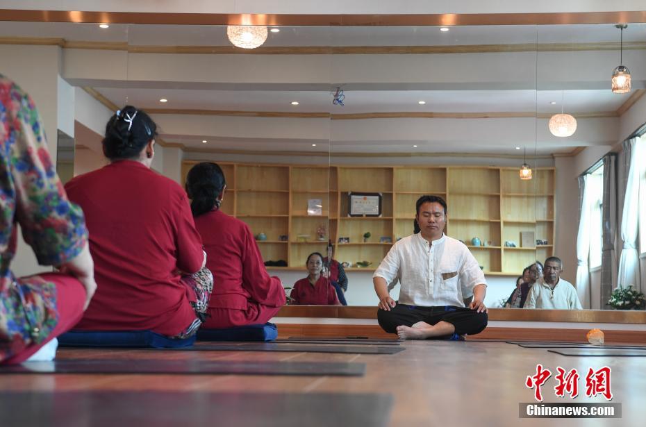TVT体育app西藏一瑜伽馆对老年人实行免费瑜伽教学(图2)