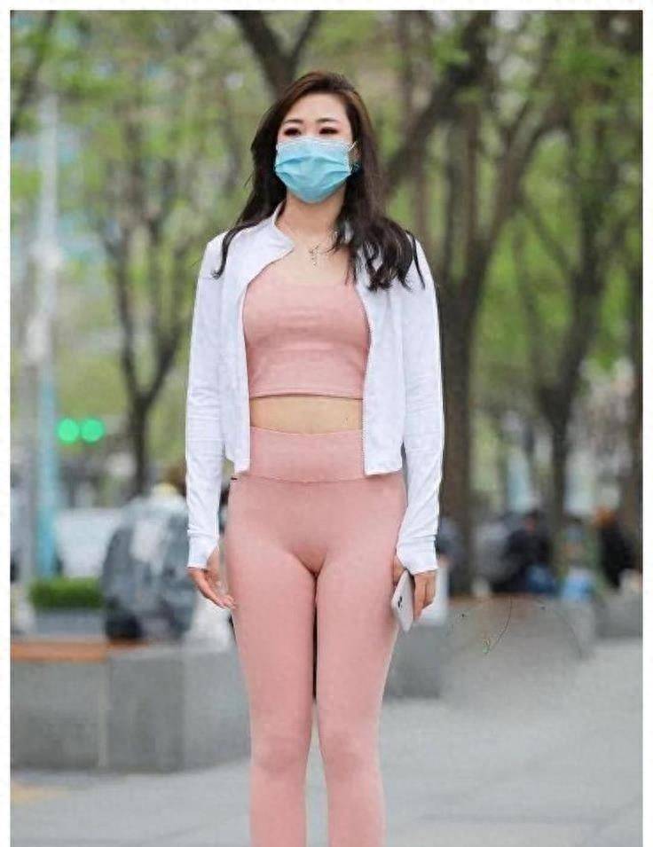 TVT体育app街拍美女在上海穿瑜伽裤搭配运动鞋好看极了！(图3)