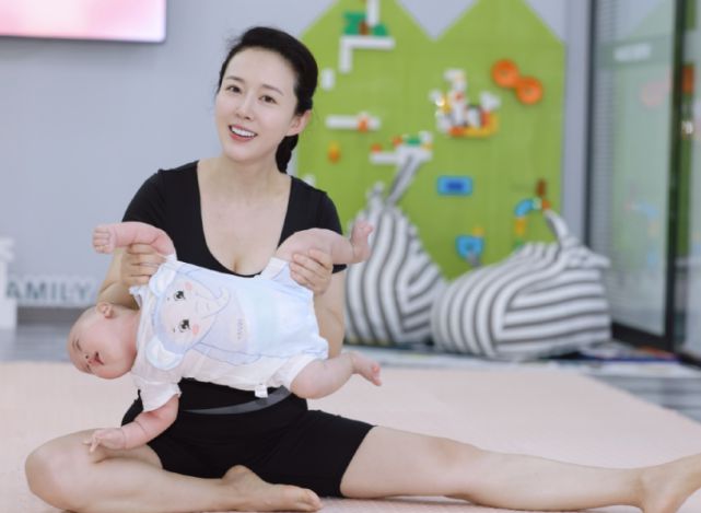 TVT体育app颜丹晨带3个月大儿子练瑜伽恩宝表情淡定母子配合默契好有爱(图4)