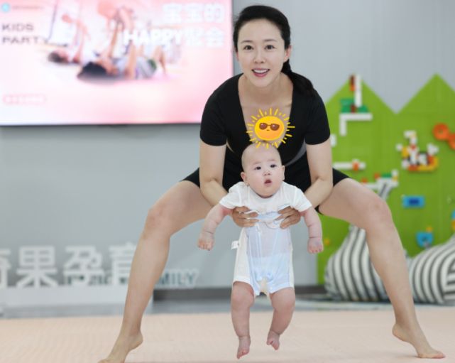 TVT体育app颜丹晨带3个月大儿子练瑜伽恩宝表情淡定母子配合默契好有爱(图2)