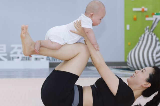 TVT体育app颜丹晨带3个月大儿子练瑜伽恩宝表情淡定母子配合默契好有爱(图5)
