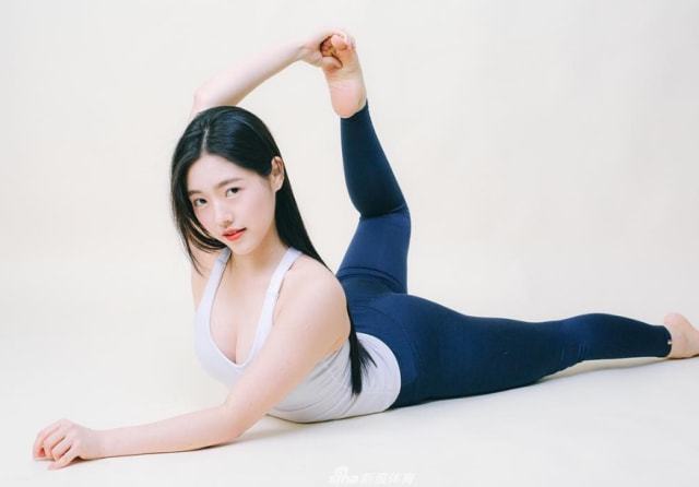 TVT体育：韩国瑜伽健身老师长相甜美可人被粉丝称为身娇体柔的小美女(图3)