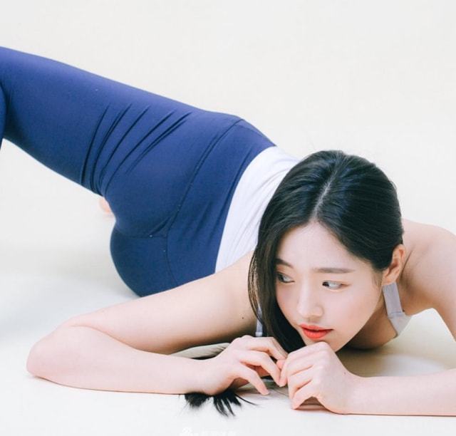 TVT体育：韩国瑜伽健身老师长相甜美可人被粉丝称为身娇体柔的小美女(图2)