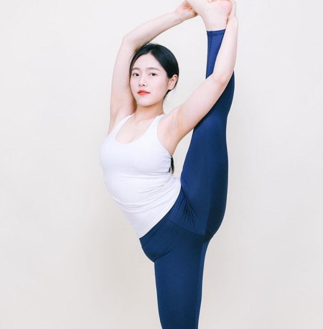 TVT体育：韩国瑜伽健身老师长相甜美可人被粉丝称为身娇体柔的小美女(图4)