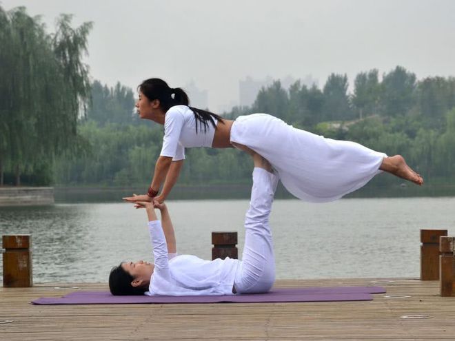 TVT体育：专家：瑜伽病已风靡全球警惕健身教练的套路——唆使女性练瑜伽(图1)